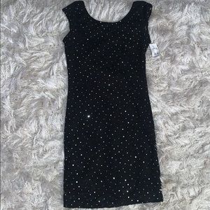 Black sleeveless lace dress